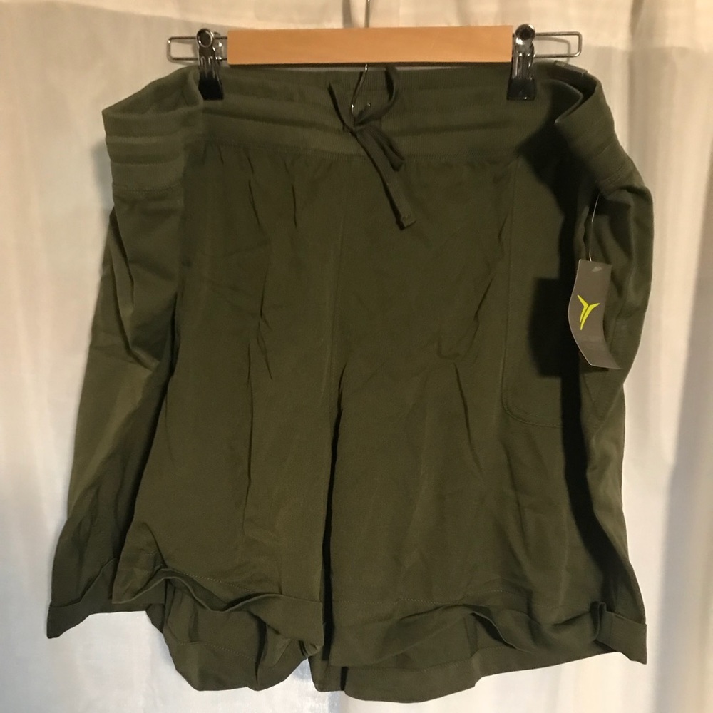 Old navy active mid-rise semi-fitted short xxl NWT